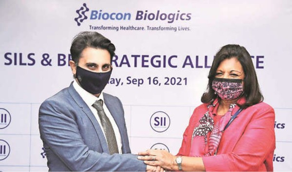L to R – Adar Poonawala of Serum Instittute of India and Krian Mazumdar Shaw announce an alliance to develop and distribute vaccines and drugs for infectious diseases on 16 September 2021 Photo Indian Express