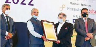 Serum Institute – vaccines at the price of a cup of tea Cyrus Poonawalla (second from right) was congratulated by the MCCIA’s Pune International Business Summit on 14 February 2022. Photo HT