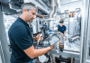 Optima at Interpack 2023 – CI flexo, packaging, and filling systems Competent support during the format change on all conceivable end devices – this is one of the comprehensive services offered by Optima Service Photo Optima